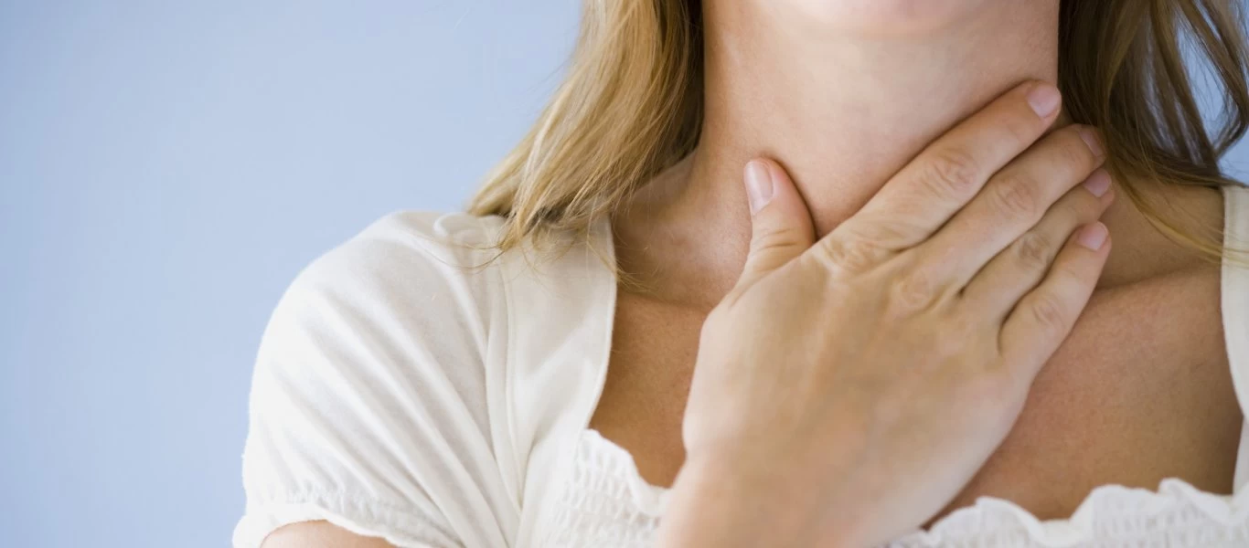 Πονόλαιμος: Πότε κάνουν καλό τα ζεστά και πότε τα κρύα ροφήματα;